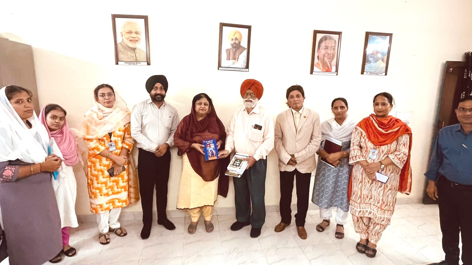 ਪ੍ਰਿੰਸੀਪਲ ਬਹਾਦਰ ਸਿੰਘ ਗੋਸਲ ਵਲੋਂ ਅਕਾਲ ਅਕੈਡਮੀ ਢੀਂਡਸਾ ਦੀ ਲਾਇਬ੍ਰੇਰੀ ਲਈ ਪੁਸਤਕਾਂ ਭੇਟ।